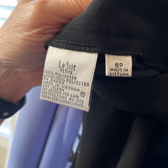 Le Suit Pant Suit, Women’s 2 pc; violet jacket w/black pants. Size 8Petite. NEW - Picture 10 of 13